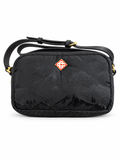 Bolso negro con relieve y emblema rojo