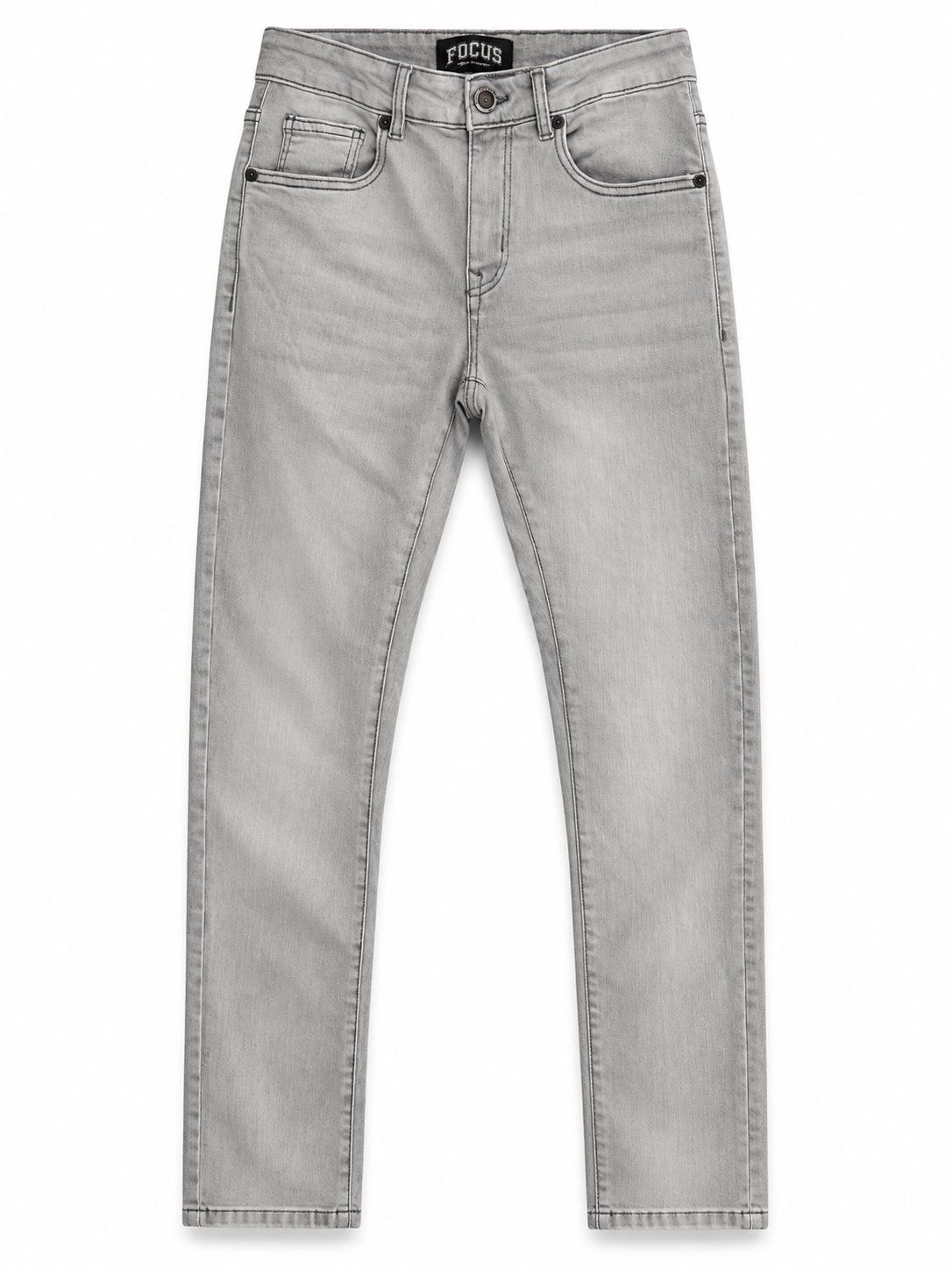 Pantalón Focus gris claro de efecto lavado sobre fondo blanco