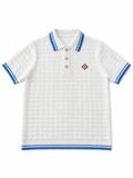 Polo blanco texturizado con detalles azules