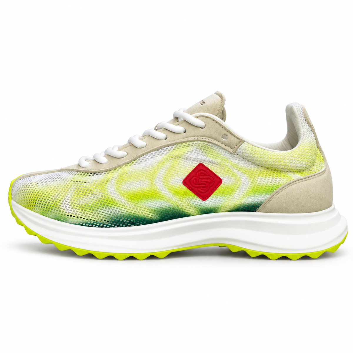 Tenis blanco con tonos lima y verde sobre fondo blanco